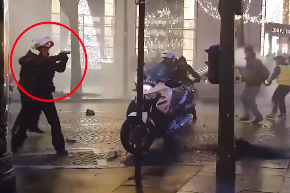CELA FRANCUSKA ŠOKIRANA OVIM PRIZOROM: Policajac izvadio pištolj i uperio ga u demonstrante! (VIDEO)