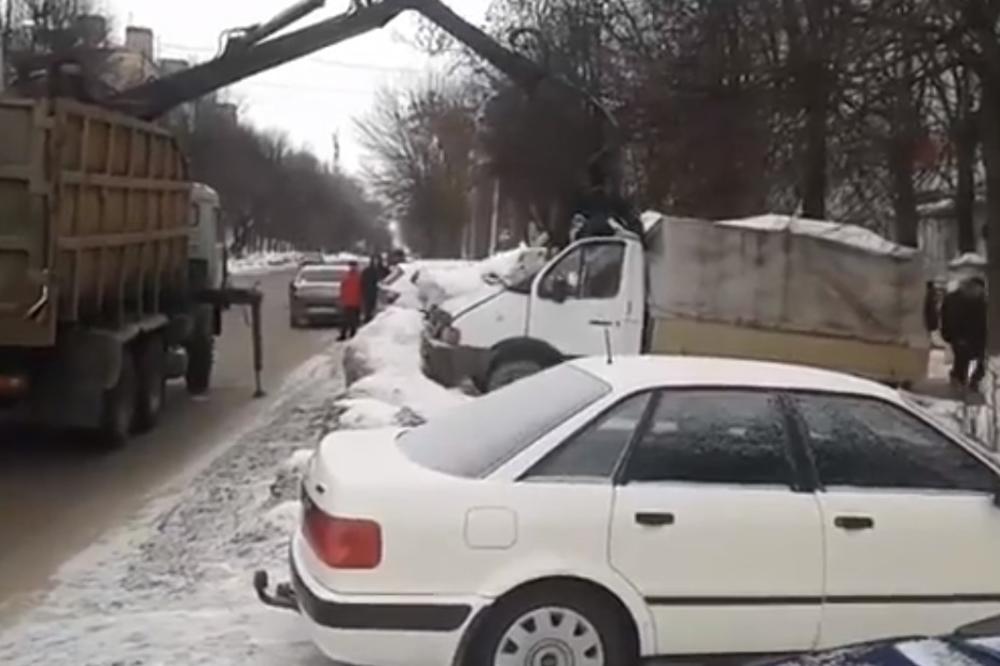 POGLEDAJTE KAKO IZGLEDA KAD U RUSIJI PAUK NOSI VOZILA: Ovaj kamion je u trenutku NESTAO sa parkinga (VIDEO)