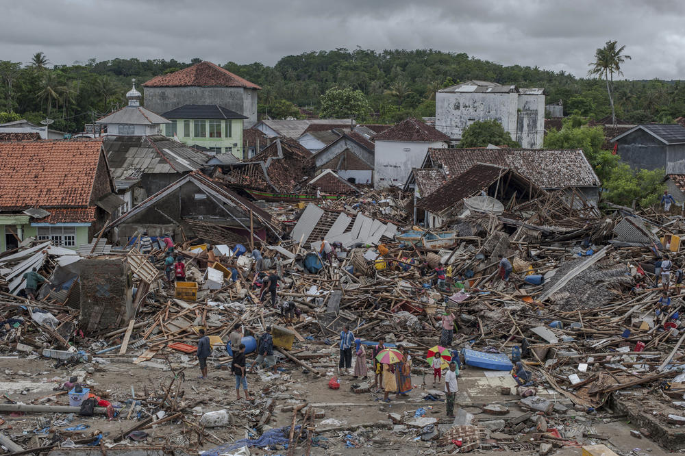RASTE BROJ ŽRTAVA: Cunami u Indoneziji usmrtio 373 osobe!