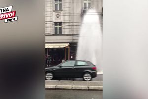 GEJZIR OD 10 METARA NA ČUBURI: Razvaljeni hidrant napravio haos, voda šiklja na sve strane (KURIR TV)