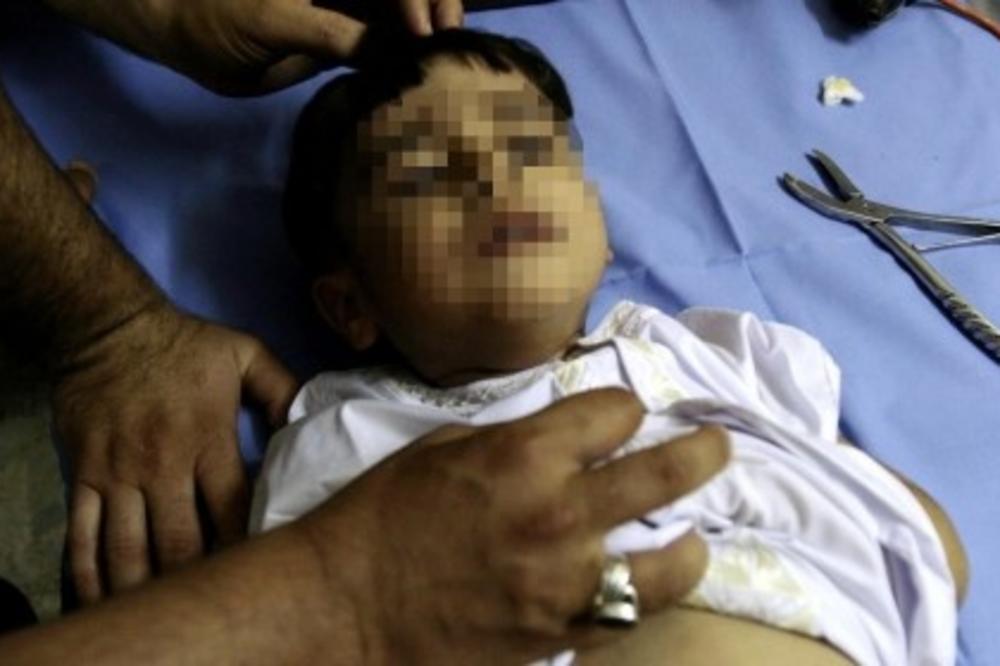 HOROR U ITALIJI: Dečak (2) umro posle obreda obrezivanja, a brat blizanac teško povređen! (VIDEO)