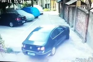 POSLE OVAKVOG PARKIRANJA VOZAČA TREBA ODVESTI  PRAVO U ZATVOR! Uništio tuđa kola, garaže… (VIDEO)