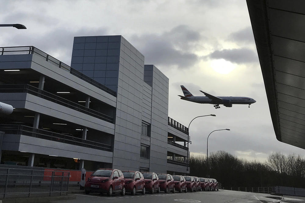 BRITANSKA POLICIJA ODLUČNA: Bilo je više ilegalnih dronova iznad aerodroma Getvik!