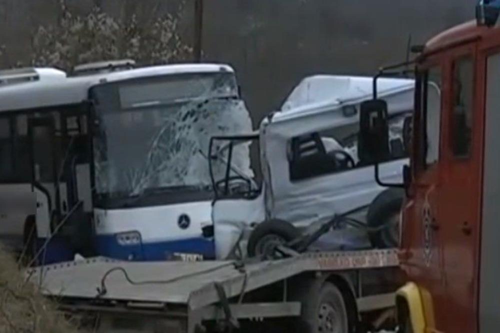 TEŠKA NESREĆA KOD KRUŠEVCA,VOZAČ TERETNJAKA POGINUO NA MESTU: Sudar autobusa i kamiona, ima povređenih (VIDEO)