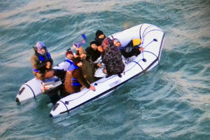 MIGRANTI SPASENI NA LAMANŠU: Mali gumeni čamac, u kojem je bilo dece, ostao bez motora u pokušaju da se domognu Engleske! (FOTO)