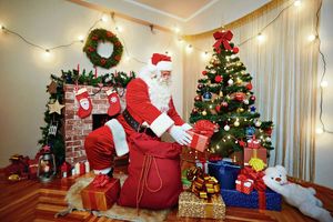 VOZAČ OKIĆENOG KAMIONA ODUŠEVIO MEŠTANE BORČE: Prerušio se u Deda Mraza pa darovao klince