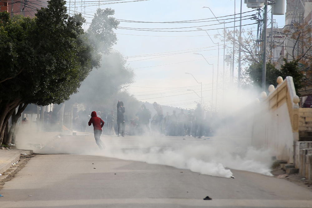 NEREDI U TUNISU: Građani se digli nakon što se novinar zapalio iz protesta (FOTO, VIDEO)