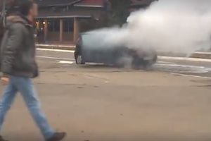VTRA PROGUTALA AUTOMOBIL U NOVOM BEOGRADU: Zapalio se posle sudara! (VIDEO)