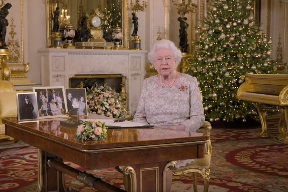 KRALJICA ELIZABETA RAZBESNELA BRITANCE: Snimila Božićnu poruku, ali su se svi obrušili na nju zbog detalja u POZADINI (VIDEO)