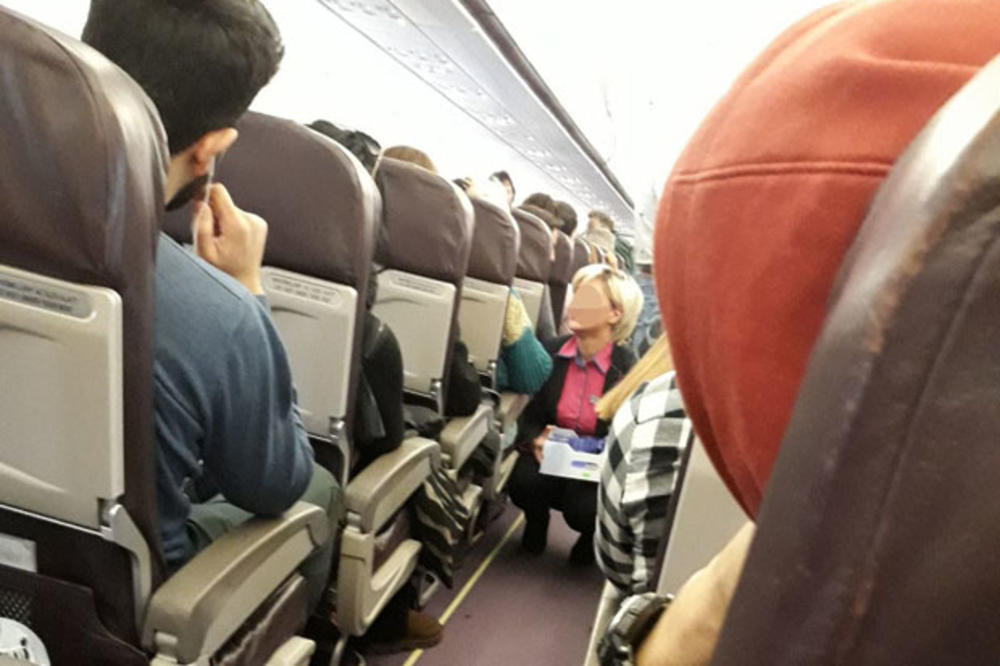 HAOS NA BEOGRADSKOM AERODROMU: Putnici 9 sati zarobljeni u avionu! Ima i male dece, ljudi na ivici živaca! GLADNI SMO I ŽEDNI! (FOTO)