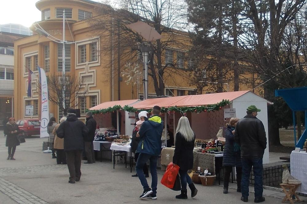 UKRASI, SUVENIRI I ZIMNICA: Otvoren Novogodišnji bazar u Loznici (FOTO)