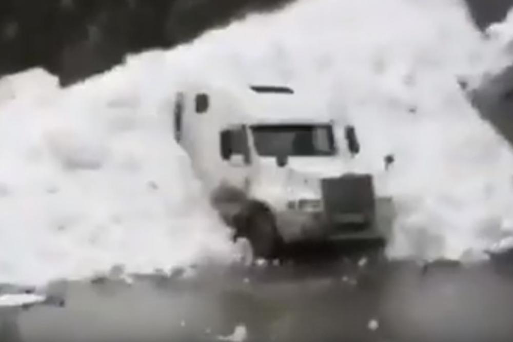 ODJEDNOM SE POJAVILA REKA SNEGA: Lavina se obrušila na kamion, vozač imao dosta sreće (VIDEO)