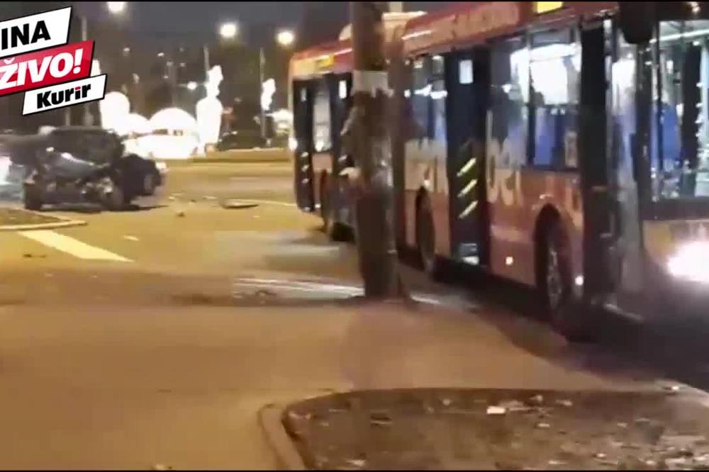 TEŠKA NESREĆA NA NOVOM BEOGRADU: Auto se zakucao u prednji točak autobusa 65 i odvalio vrata, samo je sreća spasla putnike od velike tragedije(KURIR TV)