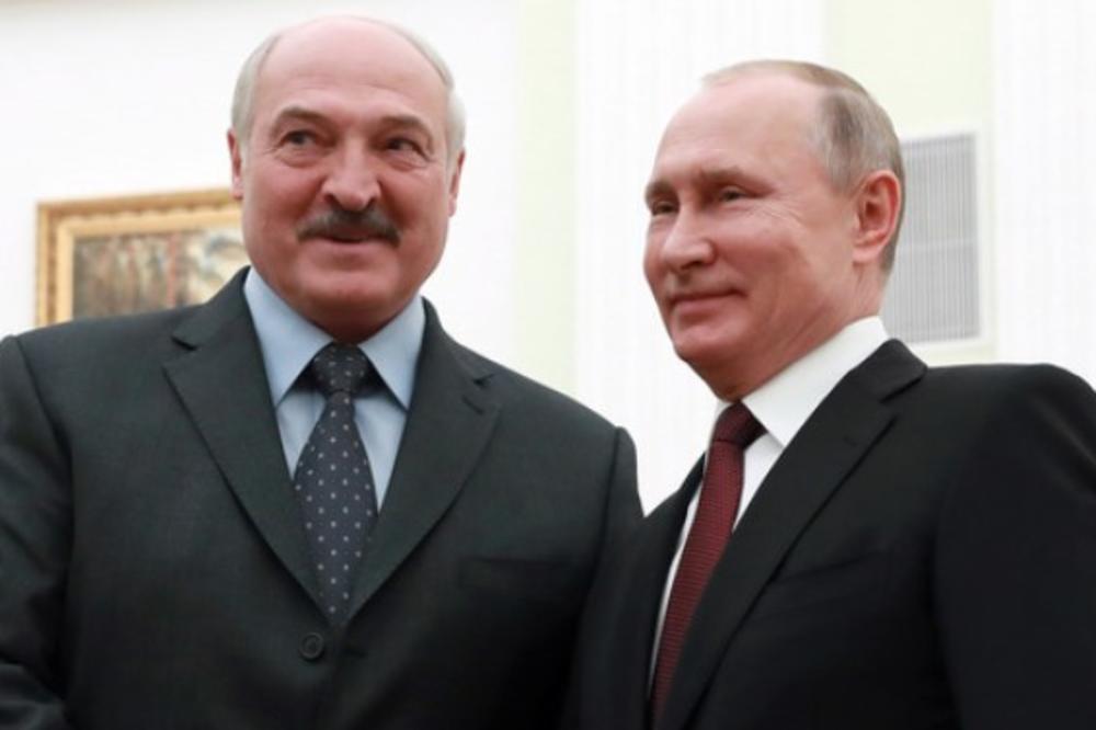 PUTIN DOBIO SPECIJALNI  POKLON ZA NOVU GODINU: Lukašenko obradovao ruskog predsednika sa četri specijalna džaka, ali to nije bilo sve! (VIDEO)