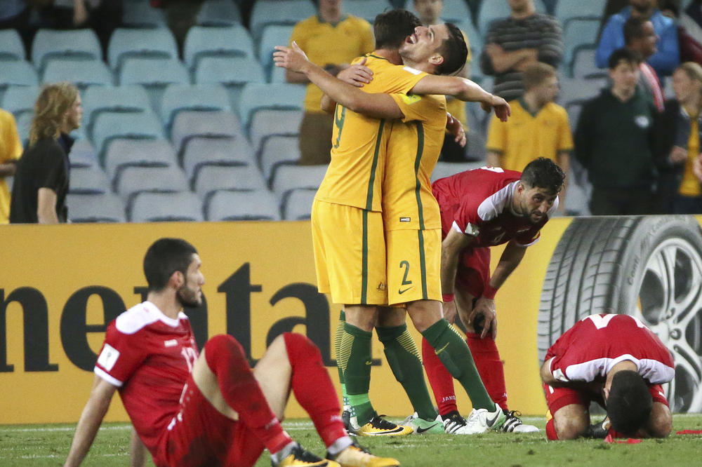 LUDI GOL ZVEZDINOG FUDBALERA: Degenek bez gledanja dao gol za Australiju! Pogledajte (VIDEO)