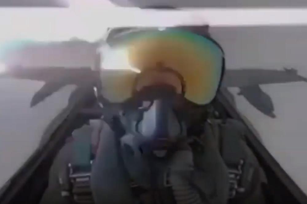 PILOT NIJE ZNAO ŠTA GA JE SNAŠLO: Pogledajte kako grom udara u lovca F/A-18, ostao čak i crni trag na avionu (VIDEO)