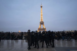 MAKRON ŠALJE POJAČANJE POLICIJI: Francuski predsednik izvodi vojsku na Žute prsluke!
