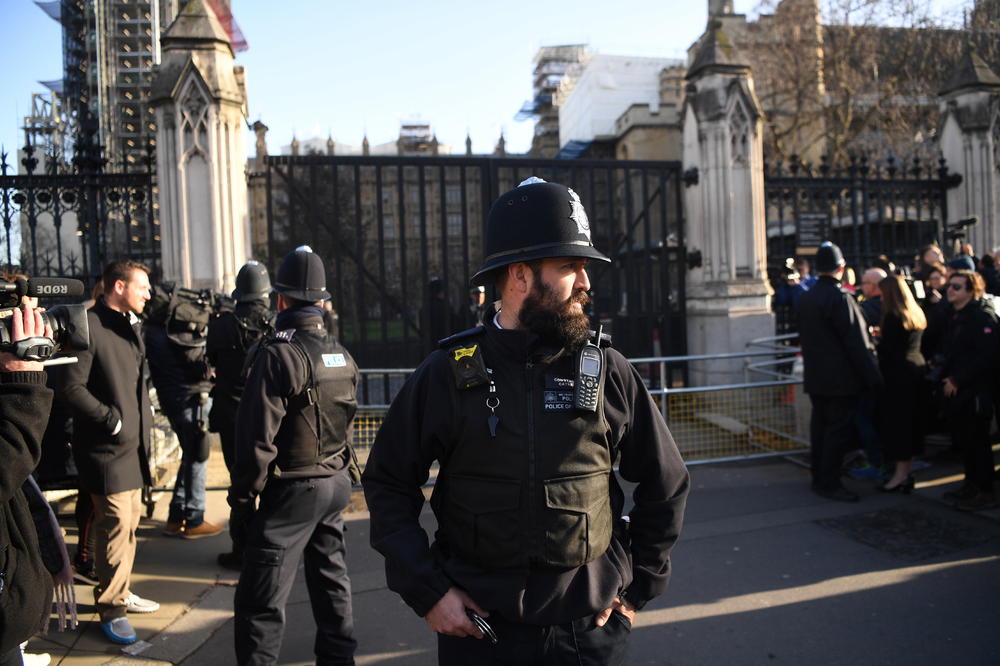 HAOS U LONDONU: Muškarac izboden nožem, 39 uhapšeno