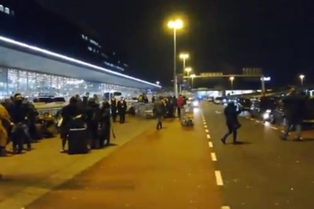 PANIKA NA AERODROMU U AMSTERDAMU: Putnici evakuisani zbog sumnje da je postavljena BOMBA, uhapšen Kanađanin (VIDEO)
