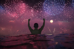 NEKI SU U PONOĆ LEŽALI U SANDUCIMA, A NEKI NA PLAŽI: Vatromet, venčanja i žurke! Kako je svet dočekao 2019. godinu u 20 slika! (FOTO)