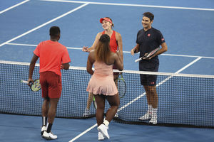 ISTORIJSKI TRENUTAK ZA TENIS: Serena i Federer odmerili snage! Švajcarac pobedio, pa grlio Amerikanku (VIDEO)