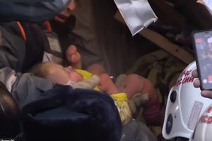 ŠOKANTNO! ODLUČIO DA NE ŽELI DA UMRE PA ZAPLAKAO: Beba 35 sati bila zatrpana u svom krevecu na minus 17 stepeni, a ovako su dečaka IZVUKLI IZ RUŠEVINA! (VIDEO)