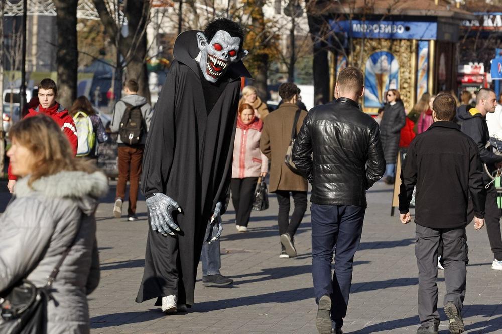 EVO ZAŠTO SVE LJUDI ZOVU AMBASADE: Halo, Forin ofis! Ima li vampira u Poljskoj?