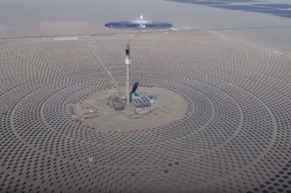 KINEZI PREDSTAVILI NOVO ČUDO: Ogromna solarna elektrana počela sa radom, evo kako 12.000 stakala privlači sunčevu svetlost (VIDEO)