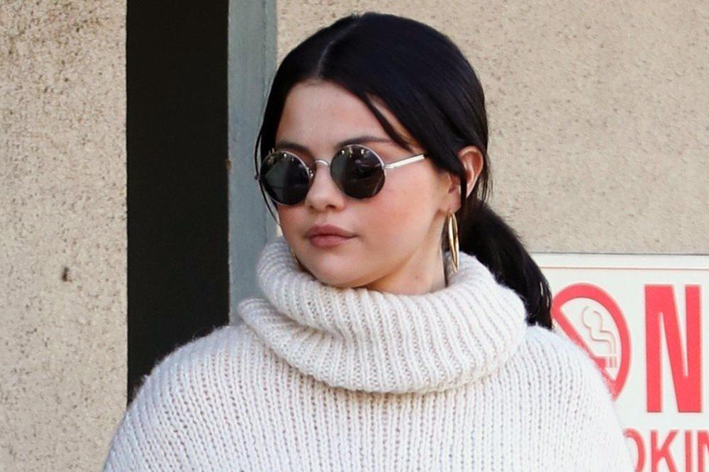 SELENA GOMEZ IZAŠLA IZ BOLNICE I OKRENULA NOVI LIST: Pevačica više ne žali za Biberom, a svi se okreću za njom koliko je SEKSI! (FOTO)