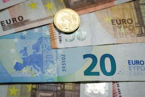 DINAR BEZ PROMENE: Evro danas za 117, 57 po srednjem kursu