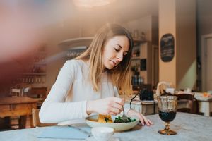 SILVIJA (32) JE BILA VEGANKA, KRVARILA JE, LOMILA REBRA, A ONDA JU JE UJEO PAUK: Bubuljica je porasla u VELIČINU DLANA, operisali su je, ali tek kad je počela da jede KILO JAGNJETINE dnevno, ustala je na noge