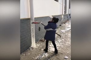 KAD JE LEDENA ZIMA, PROBLEMI SU SVUDA ISTI! Ova žena je bila baš na mukama kad je odlučila da očisti oluk (VIDEO)
