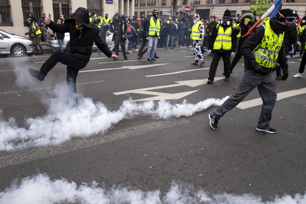 NEREDI U PARIZU: Žuti prsluci gađali policiju flašama i kamenicama, oni uzvratili suzavcem (FOTO, VIDEO)