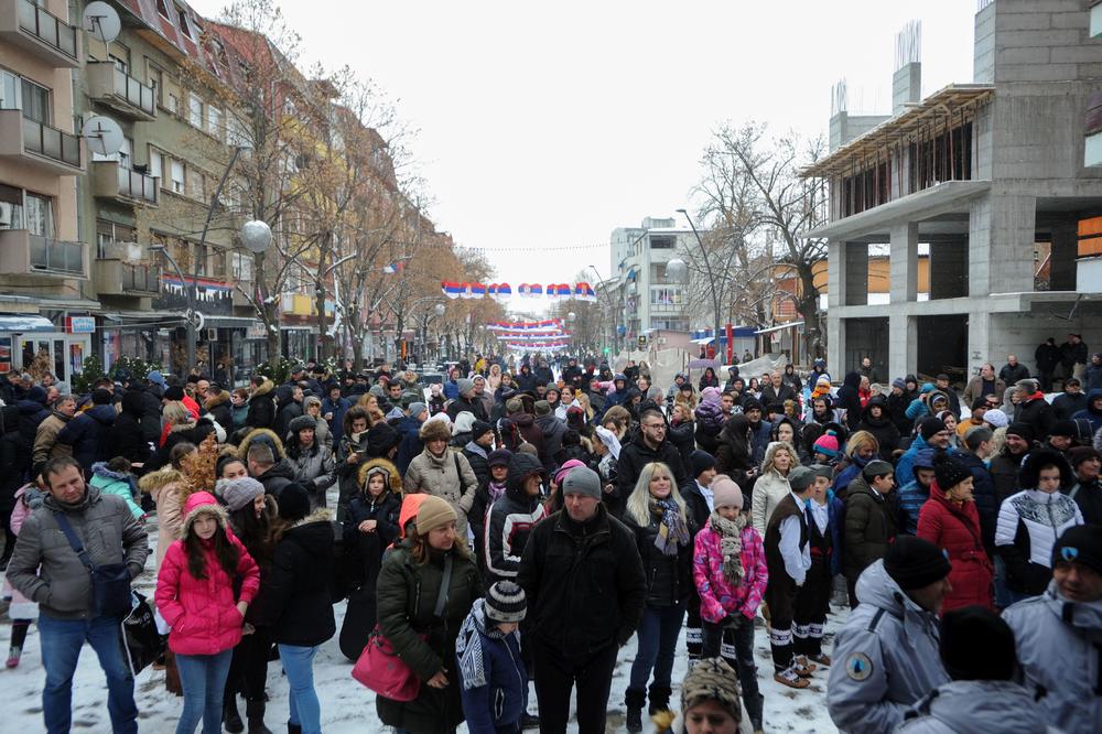 VELIČANSTVEN PRIZOR U KOSOVSKOJ MITROVICI: Pogledajte kako Srbi praznuju Badnji dan čekajući Božić! (FOTO)