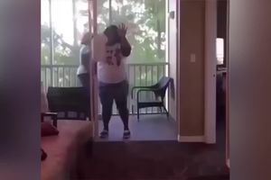ŠTA SE OVDE DOGODILO?! Čistila je staklena vrata, ali kada je njena prijateljica pokušala da ih otvori desilo se nešto neočekivano! (VIDEO)