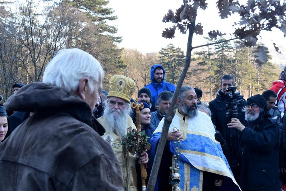BADNJACI I OVE GODINE DELE CRNU GORU: SPC tradicionalno okupila vernike ispred Cetinjskog manastira, a nepriznata CPC ispred dvorca kralja Nikole (VIDEO)