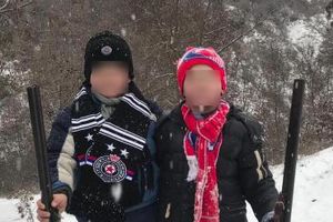PRIČA KOJA SPAJA: Mališani iz sela Cernica na Kosovu po badnjak išli sa oznakama večitih rivala (FOTO)