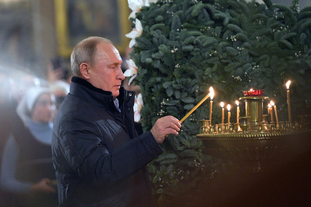 PUTIN NA BOŽIĆNU LITURGIJU STIGAO SA IKONOM: Poklon hramu Preobraženja Gospodnjeg u Sankt Peterburgu