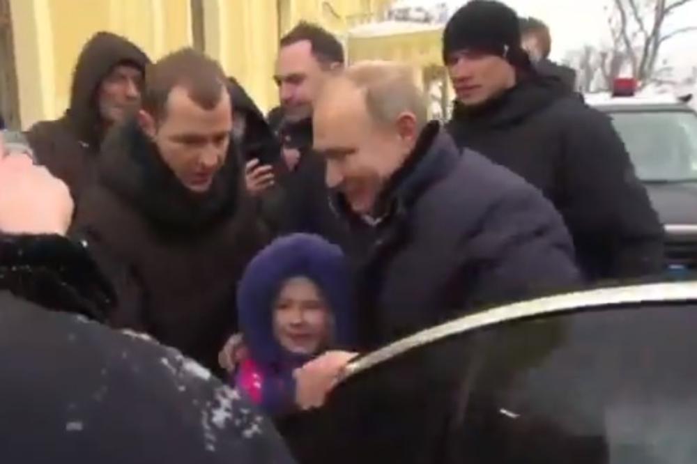 ZAŠTO PLAČEŠ? Putin ugledao  uplakanu devojčicu, pa izleteo iz limuzine! Zbog OVIH REČI malena se odmah NASMEJALA (VIDEO)