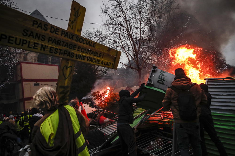 OJADILI IH: Protesti Žutih prsluka debelo koštali francuske kompanije
