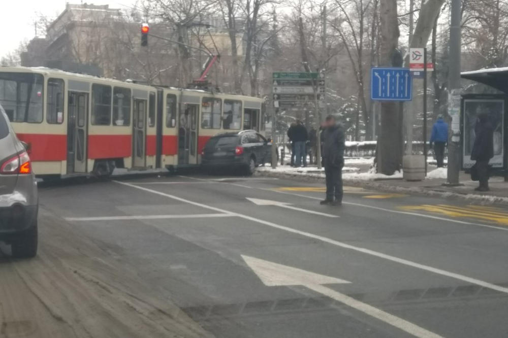 SAOBRAĆAJKA KOD CRKVE SVETOG MARKA, DEO BULEVARA BLOKIRAN: Sudarili se tramvaj i automobil (FOTO)