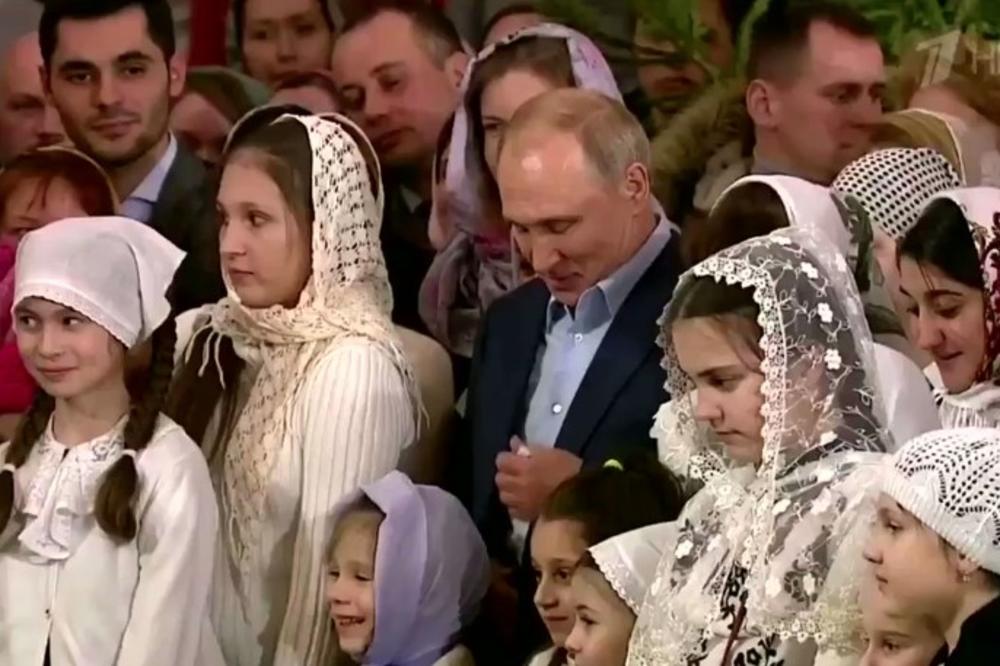ISPRAVKA ŠTA TO PUTIN IMA NA RUCI? Ruski lider došao na liturgiju sa flasterom, pljuštali komentari na društvenim mrežama (VIDEO)