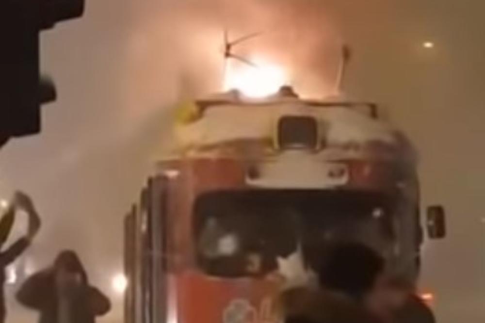PLAMEN JE KULJAO IZ KROVA TRAMVAJA: Vozač gasio vatru! Haos u Sarajevu! (VIDEO)