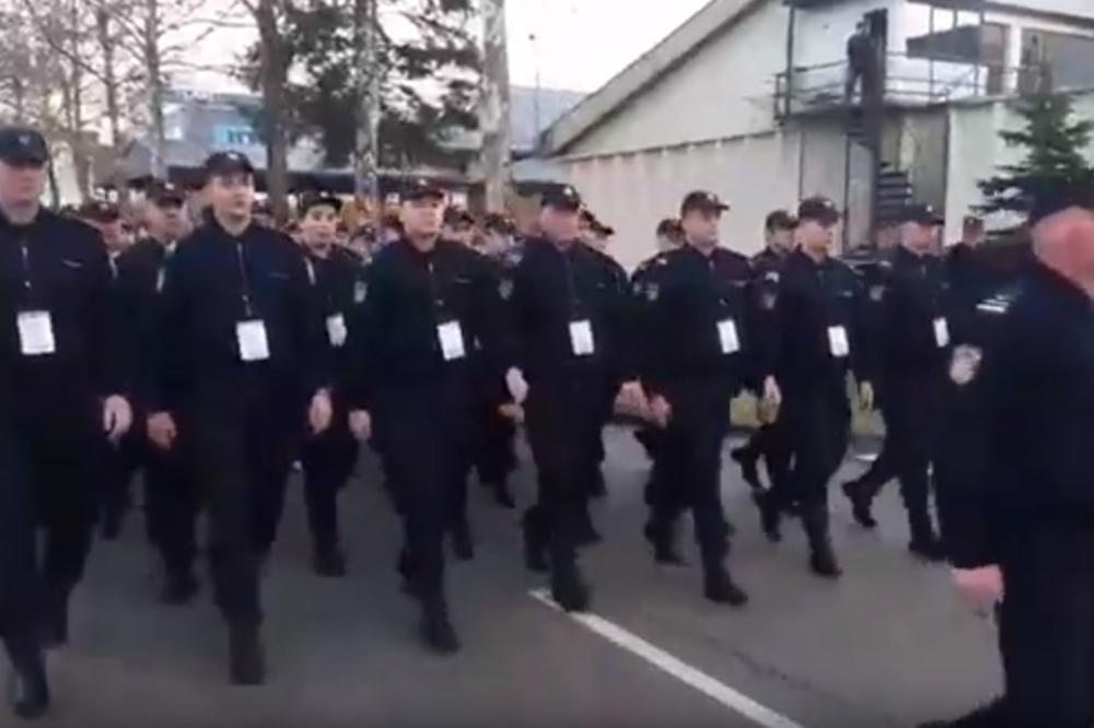 POSLEDNJE PRIPREME PRED SVEČANI DEFILE U BANJALUCI: 500 policajaca stajaće PONOSNO kao jedan! (FOTO, VIDEO)