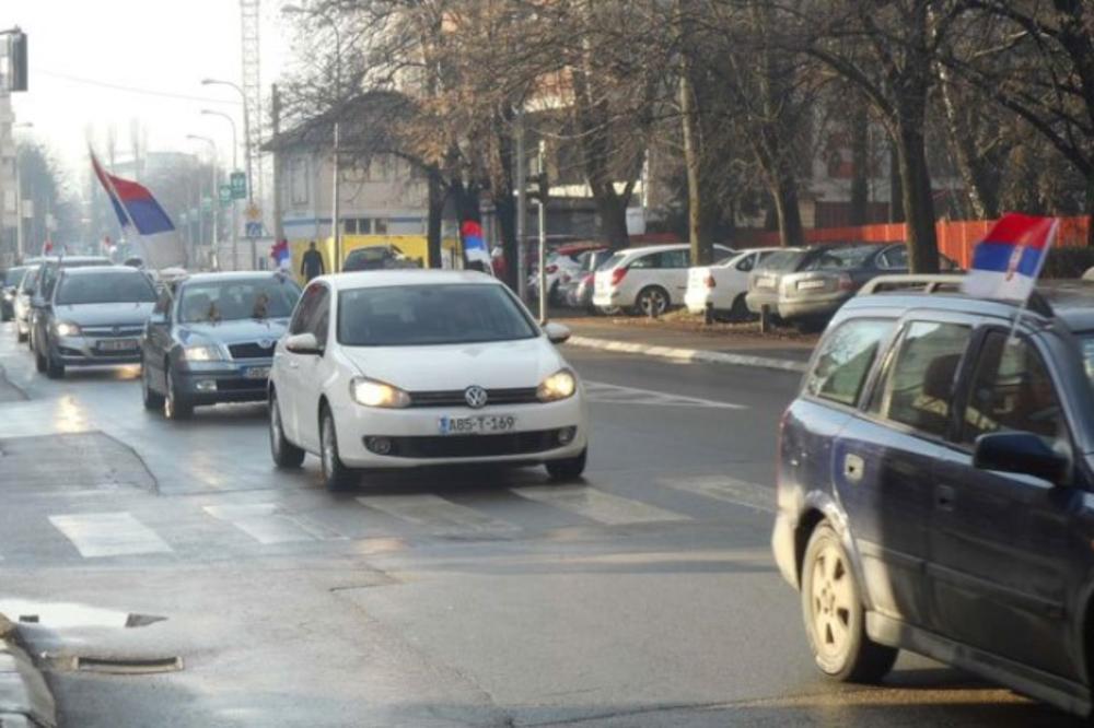 TROBOJKE NA ULICAMA: Kolona vozila sa zastavama Srpske prošla Banjalukom (FOTO)