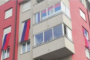 VIJORE SE TROBOJKE: Banjalučanin okitio prozore srpskim zastavama (FOTO)