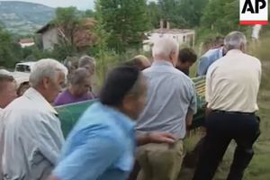 SNIMAK KOJI JE POTRESAO SVET: Za zločine Albanaca nad Bošnjacima na Kosovu 1999 niko nije odgovarao! PEĆ i PRIZREN u crno zavijeni! Prva žrtva bio je Izet Gutić! VIDEO
