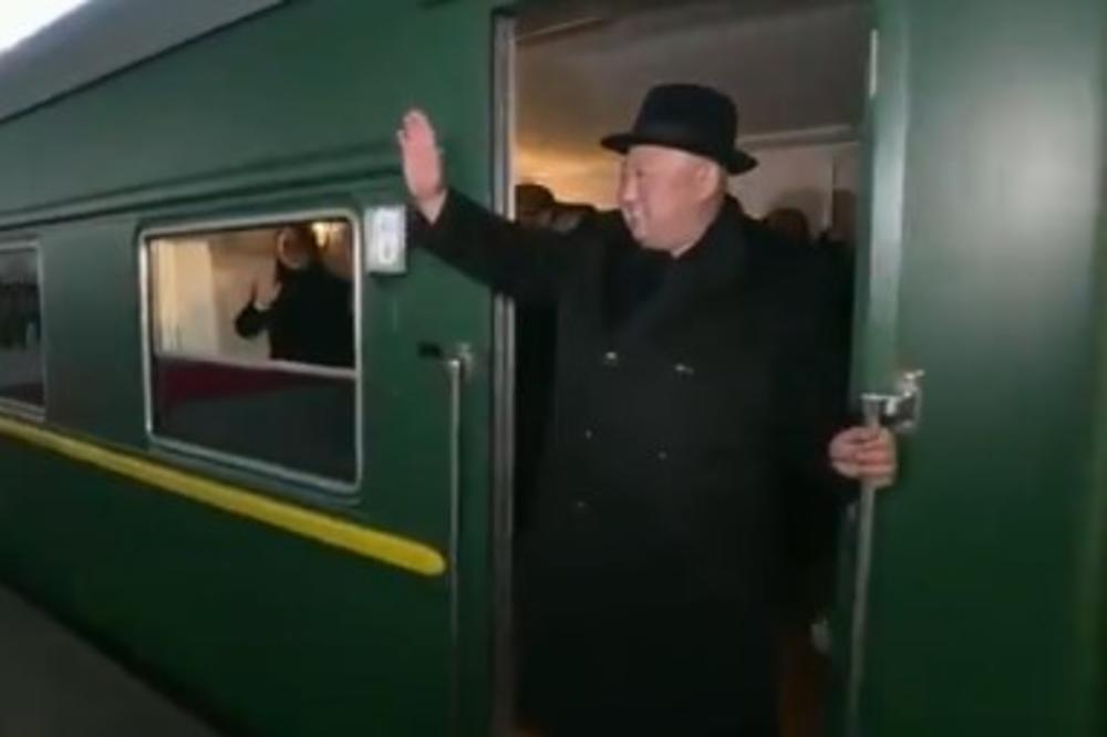 KIM JE STIGAO U RUSIJU: Blindirani voz severnokorejskog lidera prešao granicu, dočekali ga hlebom i solju (VIDEO)