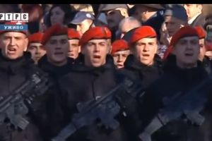 ZBOGOM PRVI NEROĐENI SINE, ZBOGOM RUŽO, ZBOGOM RUZMARINE! VELIČANSTVENO! Banjalukom se ori MOĆNA pesma srpskih sinova u slavu KOSOVSKIH JUNAKA! (VIDEO)