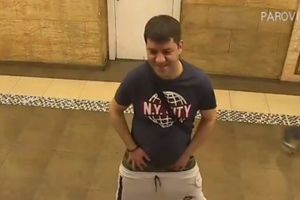 MARINKOVIĆ KAD POPIJE NE ZNA DA SE PONAŠA: Ivan skinuo pantalone, pa se hvatao za POLNI ORGAN! (VIDEO)